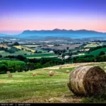 Il paesaggio incantato delle Marche durante un magico tramonto di inizio estate