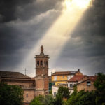 Un raggio di sole scende sulla chiesa di Villa Potenza