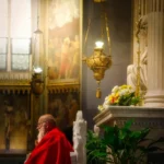 Un sacerdote all'interno della chiesa