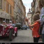 Una bambina saluta il passaggio della 1000 Miglia