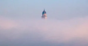 La torre civica di Macerata emerge dalla nebbia