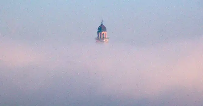 La torre civica di Macerata emerge dalla nebbia